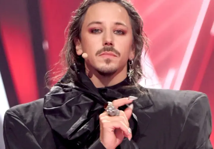 Michał Szpak, artysta o wyrazistym wizerunku, w czarnym stroju i z charakterystycznym makijażem. Czy Michał Szpak jest gejem? Jego styl budzi pytania.