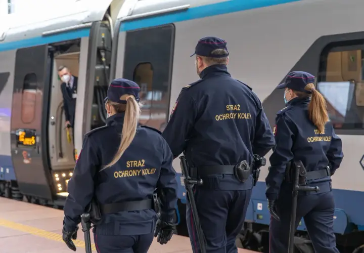 Straż Ochrony Kolei czuwa nad bezpieczeństwem pasażerów. Dowiedz się, jak się dostać do pociągu pod ich okiem.