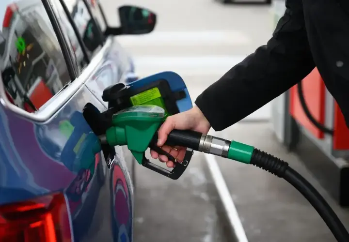 Tankowanie samochodu. Czy diesel to ropa? Tak, to paliwo do silników Diesla.