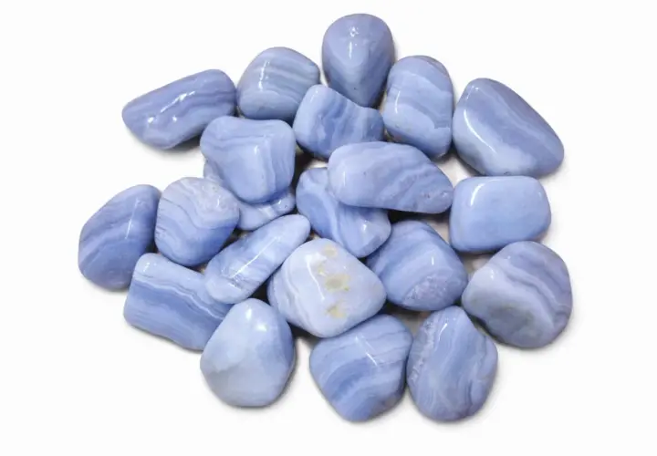 Ein Haufen glatt polierter blauer Chalcedon-Trommelsteine, die für ihre beruhigende trommelstein wirkung bekannt sind.
