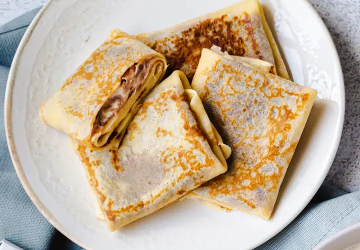 Gefaltete Crêpes mit Schokoladencreme-Füllung, ein köstliches Crêpes Rezept für süße Momente.