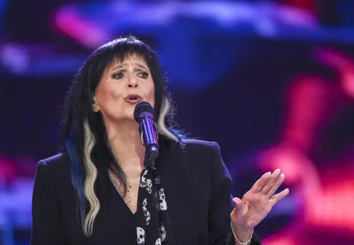 Wanda Kwietniewska śpiewa, a jej charakterystyczne, siwe pasma we włosach i rockowy styl podkreślają jej niepowtarzalne utwory.
