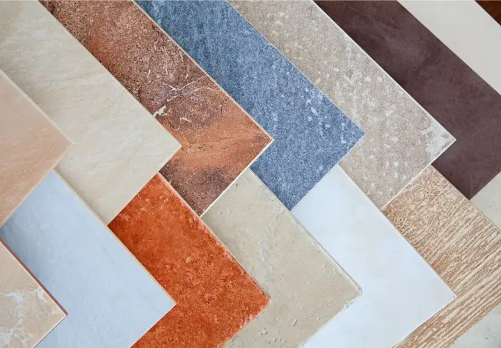 Campione di pavimenti sottili da sovrapporre in varie tonalità e texture, dal beige al marrone, dall'arancione al blu.