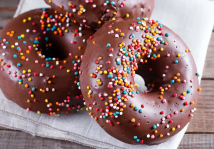 Deliciosos donuts de calabaza y chocolate cubiertos con chispas de colores, listos para disfrutar.