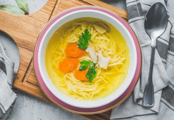 Aromaticzny rosół z makaronem, marchewką i kurczakiem. Idealny na chłodne dni, gdy zastanawiasz się, ile gotować rosół.
