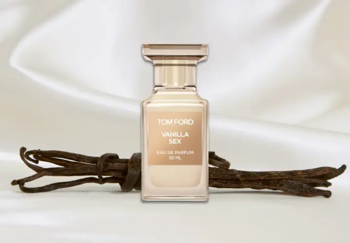 Flakon perfum Tom Ford Vanilla Sex na tle jedwabiu, obok lasek wanilii.