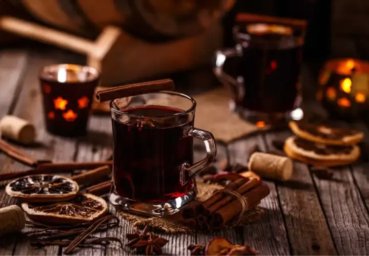 Ciepłe, jesienne drinki z cynamonem i anyżem, ozdobione suszonymi pomarańczami, tworzą przytulną atmosferę.