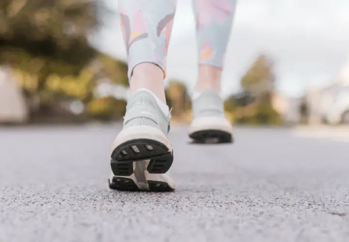 Passi leggeri su strada, un passo alla volta, scoprendo il miglior sport contro la depressione.