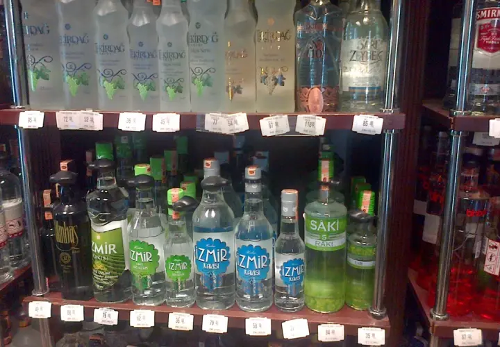 Półki sklepowe uginają się pod ciężarem butelek z alkoholem w Turcji. Widać tu m.in. rakı, wódkę i inne trunki.