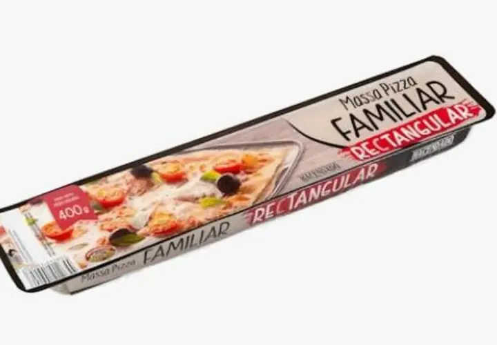 Masa de pizza familiar rectangular de Mercadona, lista para hornear. Perfecta para una cena rápida.