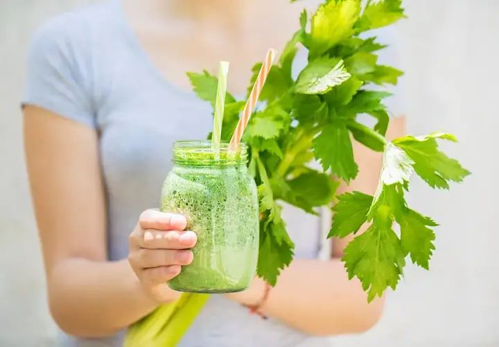 Batido de apio manzana y limón: la receta que transformará tu salud