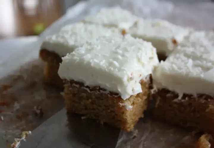 Små fyrkantiga kakor med vit frosting och kokosflingor. Kanske en hint av lime curd i smaken?