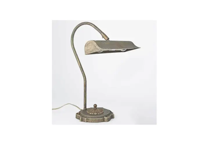 Lámpara de latón con cuello curvo y pantalla rectangular, ideal para iluminar tu escritorio.