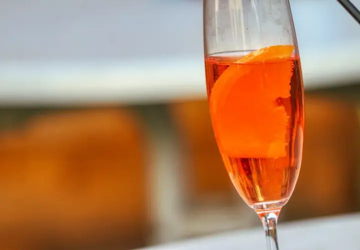Niebieskie drinki z Blue Curacao: Łatwe przepisy i triki barmana