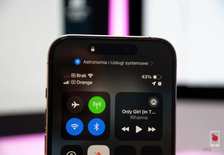 Brak sieci w telefonie. Na ekranie iPhone'a widać ikonę braku zasięgu i nazwę operatora Orange.
