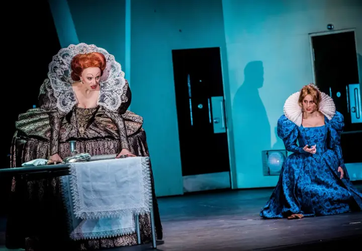 Dwie królowe w Teatrze Narodowym. Recenzja "Marii Stuart" zachwyca kostiumami.