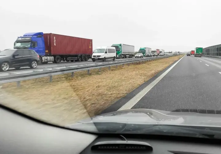 Korek na autostradzie. Zastanawiasz się, ile kosztuje autostrada z Warszawy do Berlina? Długi sznur ciężarówek i samochodów.