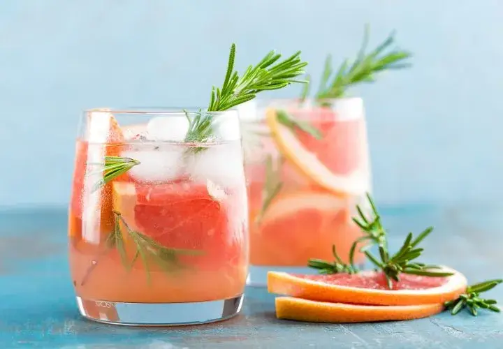 Najlepsze przepisy na drink z sokiem grejpfrutowym, które zachwycą gości