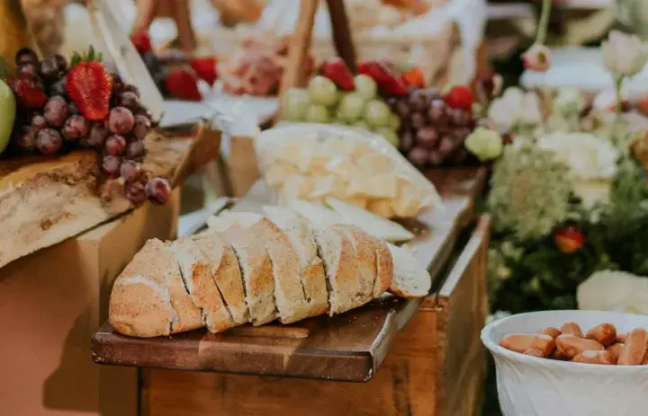 Plateau de charcuterie et fromages, fruits frais, pain et saucisses. Une belle idée repas mariage simple et gourmande.