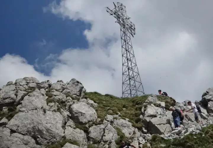 Czemu na Giewoncie jest krzyż? Historia i znaczenie symbolu