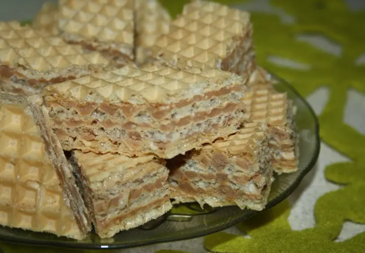 Słodkie wafle z kremem mlecznym, idealne na szybki przepis na wafle z mlekiem w proszku.
