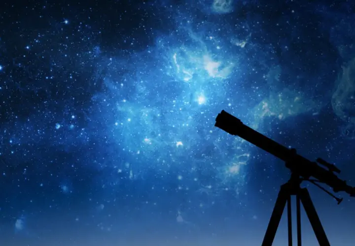 Teleskop skierowany na nocne niebo, pełne gwiazd i mgławic. Ile jest gwiazdozbiorów do odkrycia?