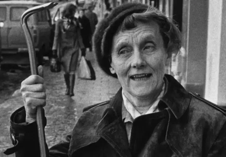 En kvinna med ett brevklo i handen, kanske från en tidig pippi långstrump film 1949, ler mot kameran.