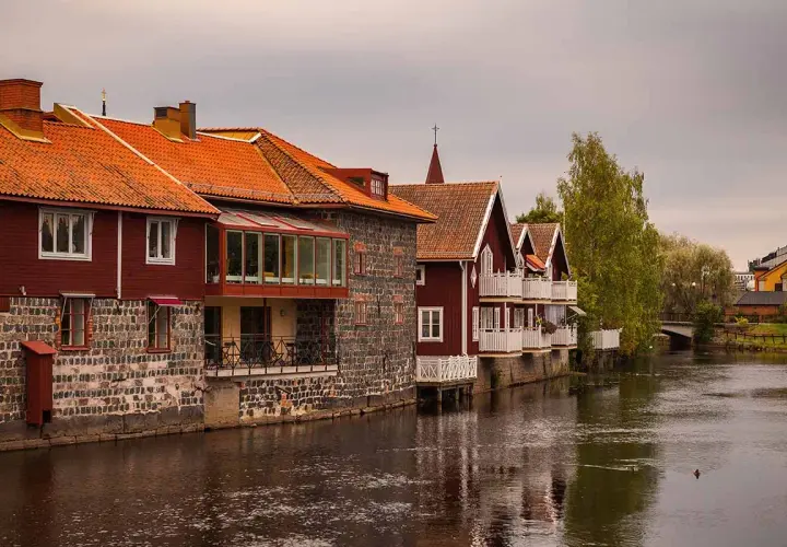 Radhus längs en kanal, en vacker vy på vägen från Falun till Stockholm.
