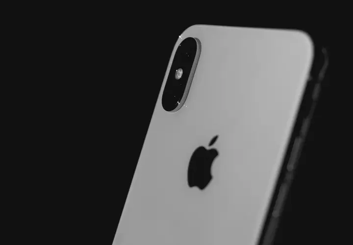 Tył iPhone'a XR, który miał premierę w 2018 roku, z widocznym logo Apple i modułem aparatu.
