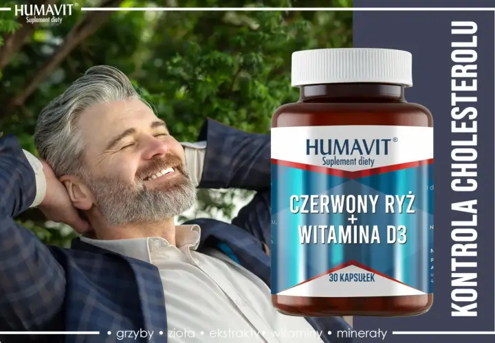 Szczęśliwy mężczyzna zrelaksowany na łonie natury, obok butelka suplementu diety z wyciągiem z czerwonego ryżu i witaminą D3.