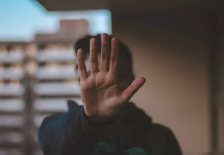 Dłoń zatrzymuje chamskie zachowanie męża. Czas na asertywność i ustalenie granic.