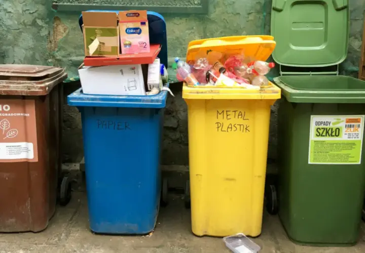 Dowiedz się ile pojemników na śmieci potrzebujesz według nowych przepisów