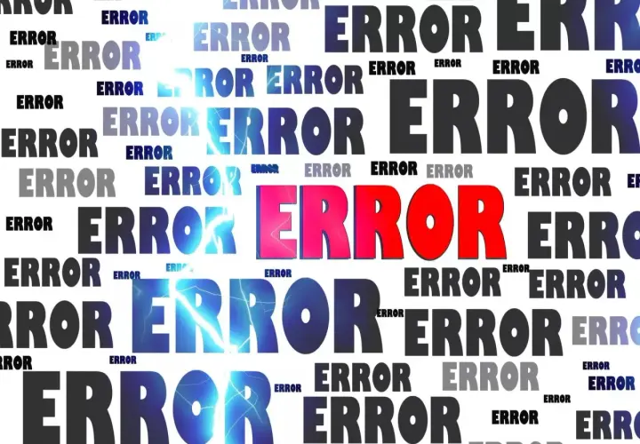 Un collage di parole "ERROR" in varie dimensioni, colori e stili, alcune con effetti di fulmini, che simboleggiano problemi tecnici.