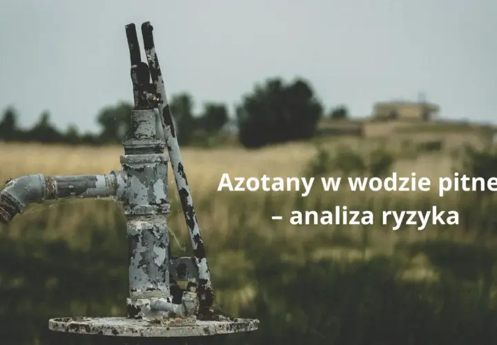 Stara pompa wodna na tle pól. Tekst: "Azotany w wodzie pitnej - analiza ryzyka".