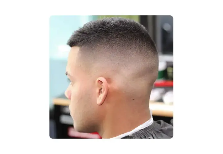 Corte de pelo degradado con efecto **ombre**, de corto a largo, en un hombre.