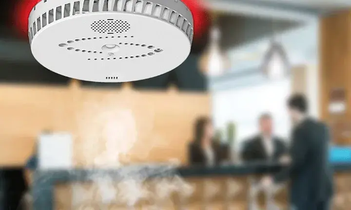 Czujnik dymu w hotelu: Ile kosztuje palenie w pokoju?