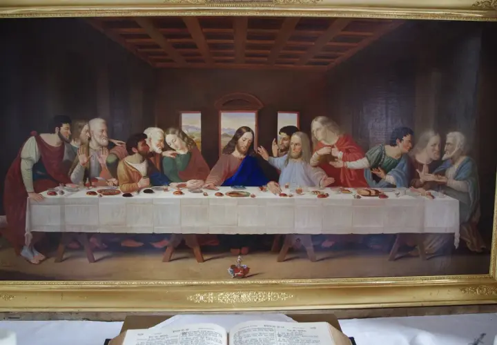 Das Abendmahl Bild Original: Jesus und seine Jünger sitzen an einer langen Tafel. Die Szene ist dramatisch und emotional.
