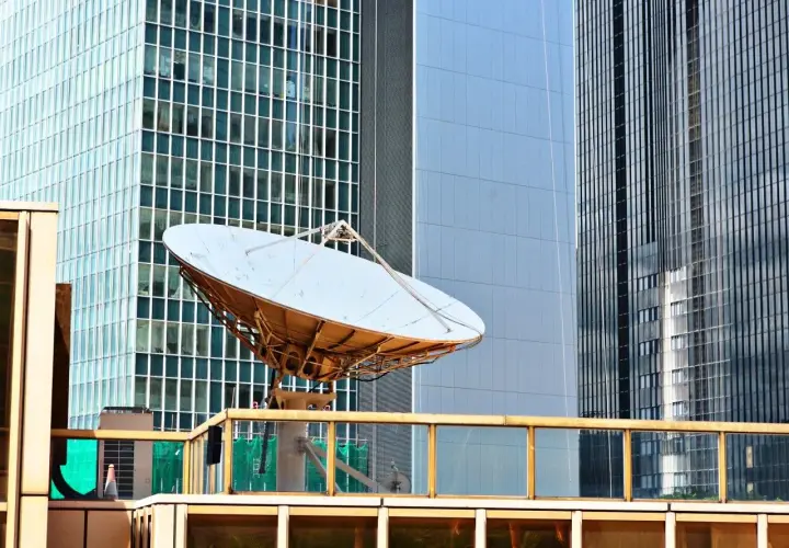 Antena satelitarna na dachu budynku, gotowa do ustawienia jak talerz Cyfrowego Polsatu.