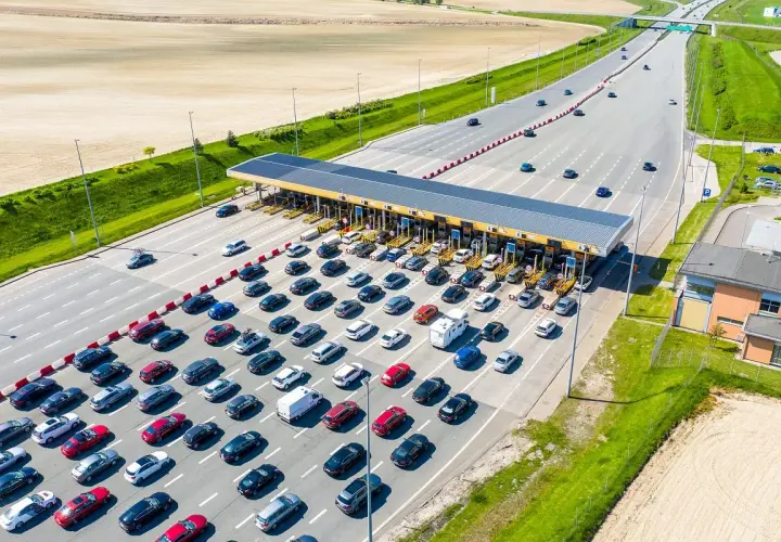 Korki na autostradzie. Czy na bramkach można płacić gotówką? Długi rząd samochodów czeka na przejazd przez punkt poboru opłat.