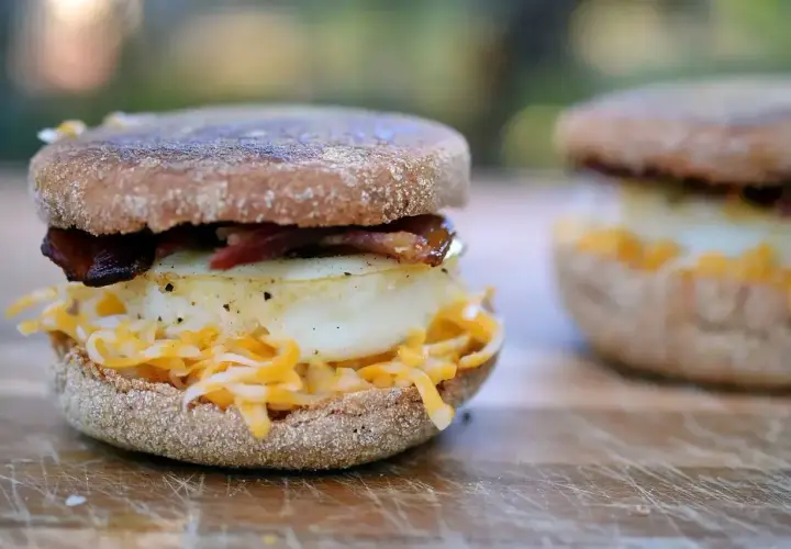 Pyszny mcmuffin farmerski z jajkiem, bekonem i serem. Idealny na śniadanie, choć warto pamiętać o jego kcal.