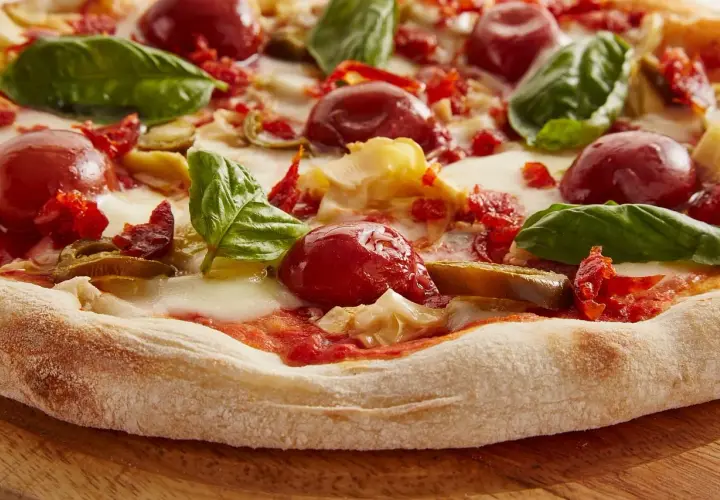 Pyszna pizza z pomidorkami, bazylią i ciągnącym się **serem mozzarella**. Idealna na letni wieczór.