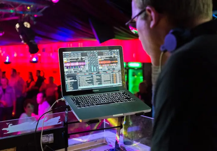 Mikser DJ-ski analogowy czy cyfrowy - co wybrać?