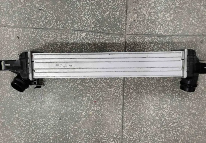 Chłodnica powietrza, czyli intercooler, to kluczowy element w turbodoładowanych silnikach. Ten konkretny model jest przeznaczony do BMW.