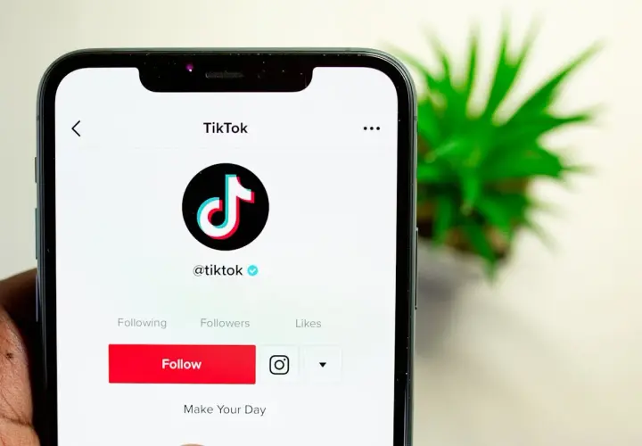Ekran telefonu z aplikacją TikTok. Dowiedz się, jak usunąć film z TikToka, przeglądając opcje na swoim profilu.