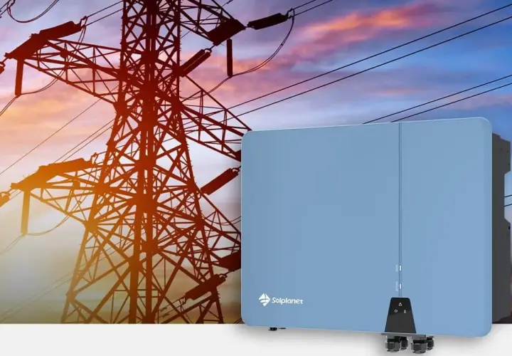 Niebieski falownik Solplanet na tle linii energetycznych. Dowiedz się, jak dobrać falownik do swojej instalacji fotowoltaicznej.