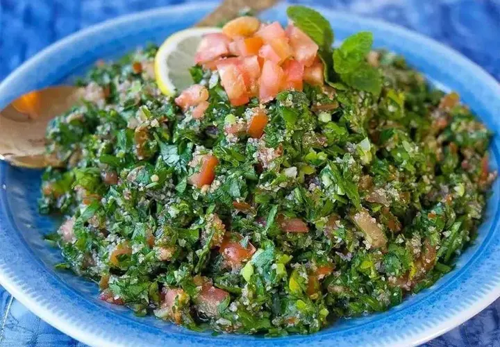 Zeinas tabbouleh, en fräsch persiljesallad med tomat och bulgur, toppad med citron och mynta.