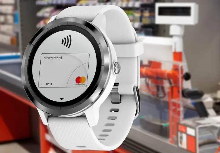 Weiße Smartwatch mit Mastercard-Zahlungsfunktion, bereit für kontaktloses Bezahlen im Geschäft.