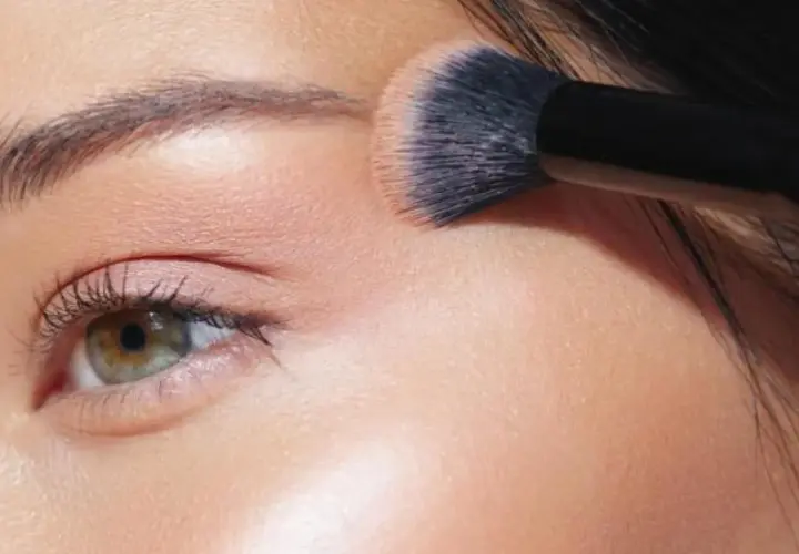 Aplicando el maquillaje para la Feria de Abril, un toque de color en el rostro para celebrar.