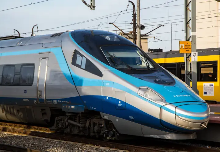 Srebrno-niebieskie Pendolino gotowe do podróży do Szczecina.