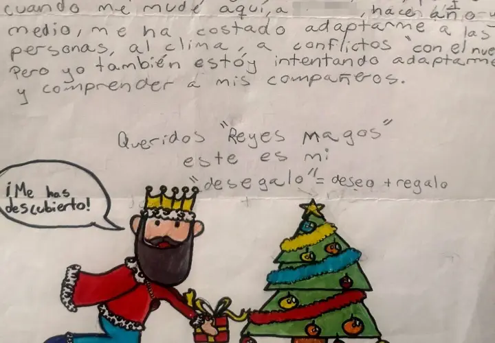 Dibujo de un Rey Mago entregando un regalo junto a un árbol de Navidad. Es una carta de Reyes Magos para niños que se portan mal, con un mensaje de adaptación.